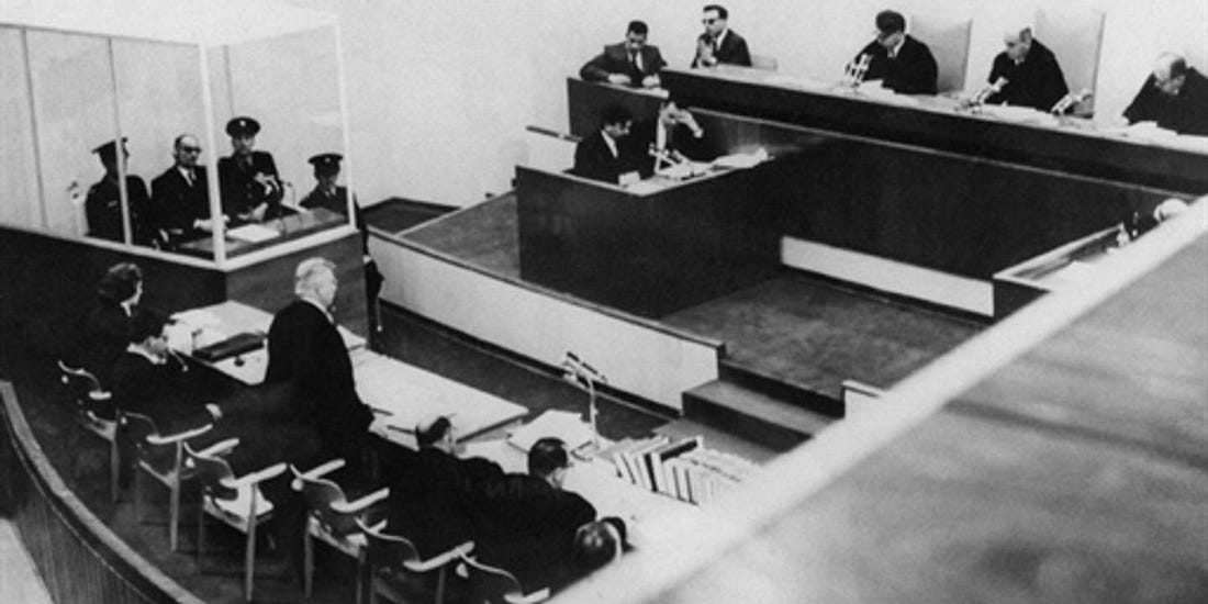 Photo historique d'Eichmann dans sa cabine de verre, procès de Jérusalem, 1961