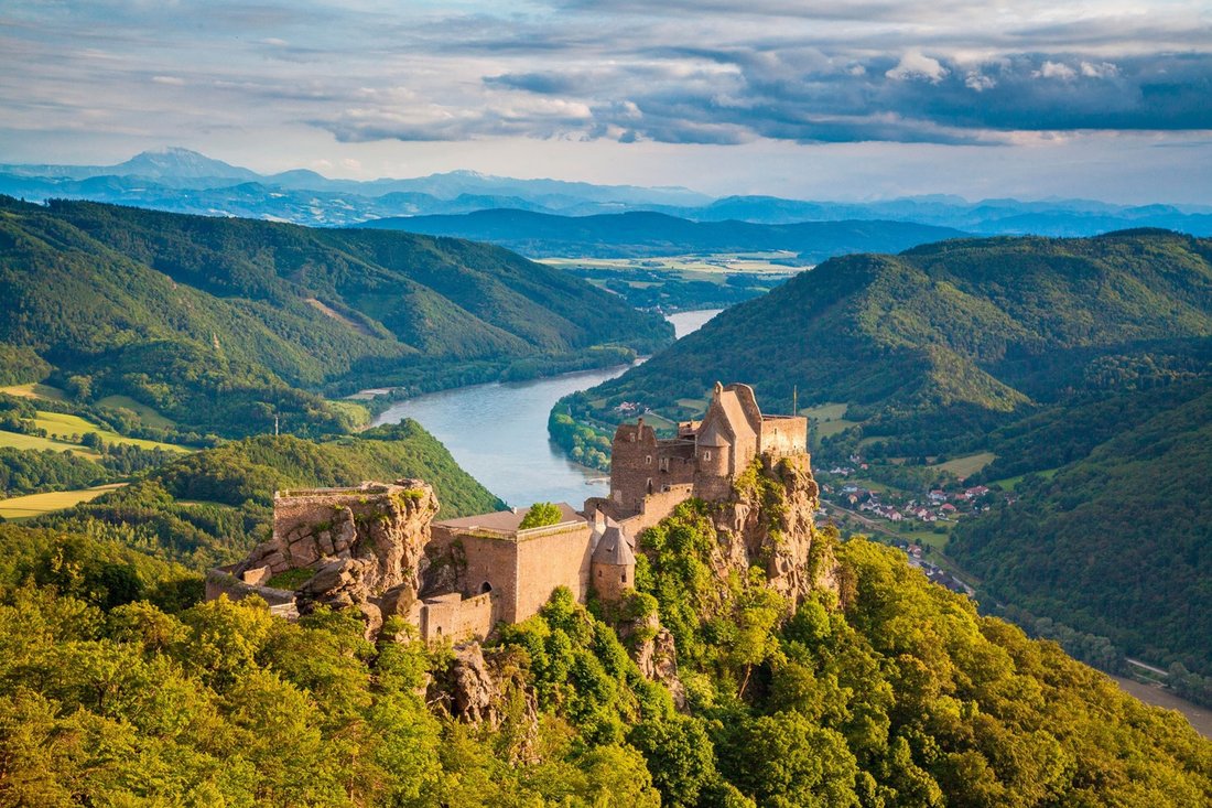 Vallée du Danube dominée par une citadelle en hauteur